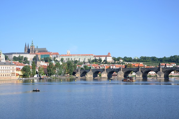 Vue sur Prague et le Pont ST CHARLES