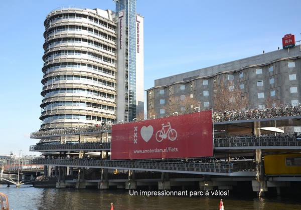 un gigantesque parking pour vélos