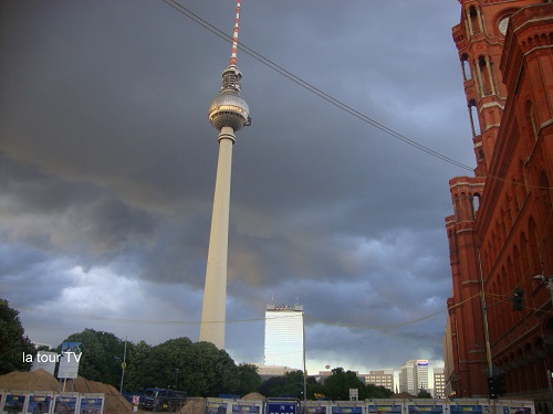 la tour TV sous un ciel bien nuageux